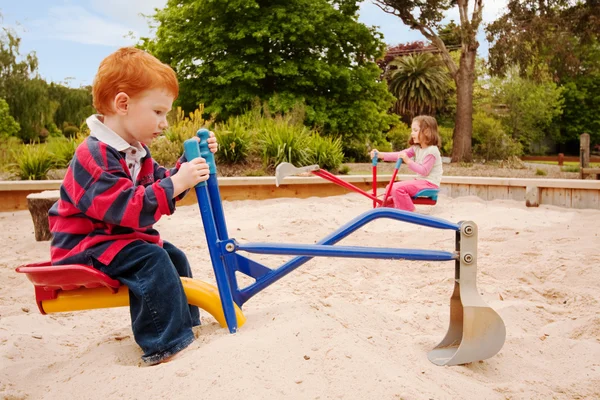 Kinderen spelen op zandbak speelgoed — Stockfoto