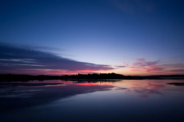 Sonnenuntergang über dem Wasser — Stockfoto