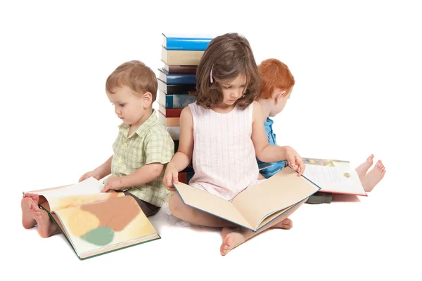 Niños leyendo libros — Foto de Stock