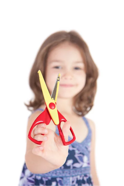 Sorrindo menina segurando tesoura — Fotografia de Stock