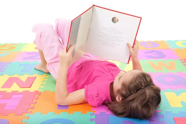 Menina criança leitura livro — Fotografia de Stock