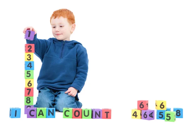 Jongen tellen getallen met kinderen blokken — Stockfoto