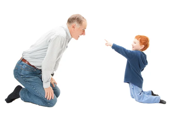 Erkek çocuğun dedesi ile eğlenmek — Stok fotoğraf