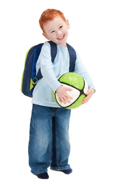Niño sonriente feliz con bola y bolsa de la escuela — Foto de Stock