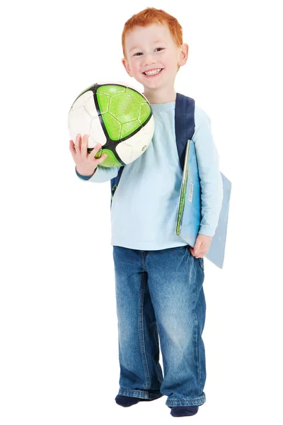 Feliz menino sorridente criança com bola de livro e saco de escola — Fotografia de Stock