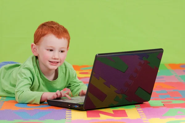 男孩用笔记本计算机学习 — 图库照片