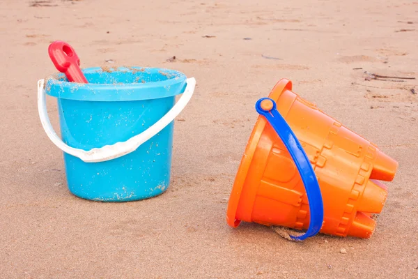Παιδιά παραλία πλαστικό κουβάδες με φτυάρι Royalty Free Φωτογραφίες Αρχείου