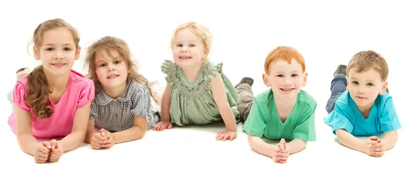 Felice gruppo sorridente di bambini sul pavimento — Foto Stock