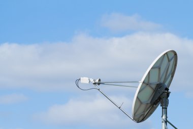 Mavi gökyüzünde uydu anteni