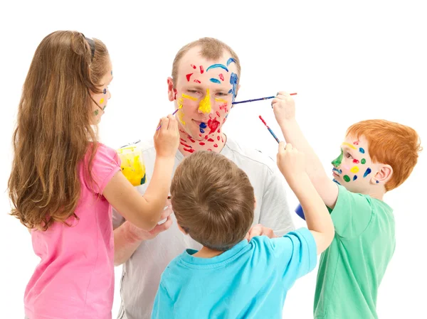 Familia con niños pintando con pinceles en papá — Foto de Stock