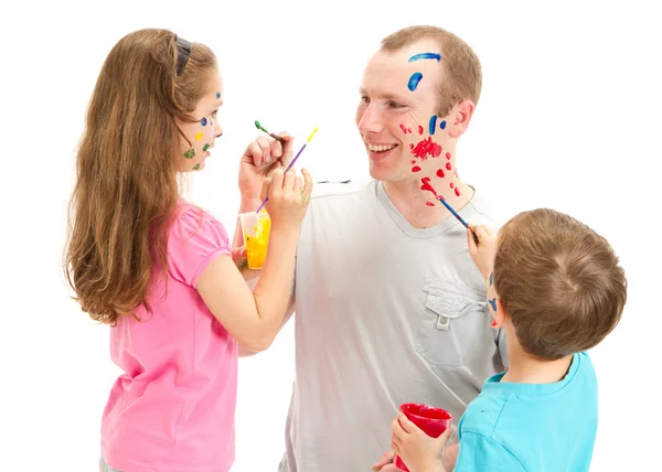 Familia con niños pintando con pinceles en papá Fotos De Stock