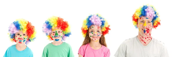 Schminkte Gesichter und Clownsperücken auf Familienkindern lizenzfreie Stockfotos