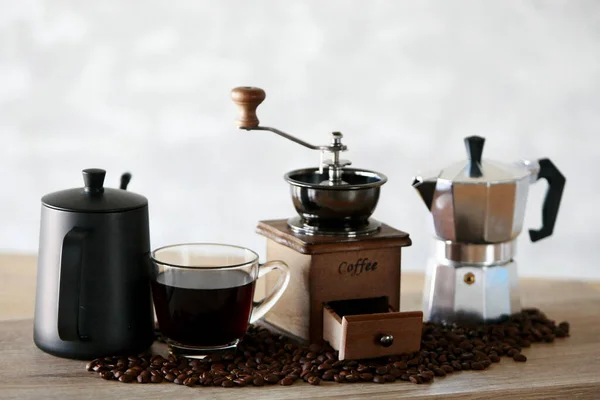 Manuelle Kaffeemühle Mit Kaffeebohnen Und Wasserkocher Set Mit Kaffeebohnen — Stockfoto