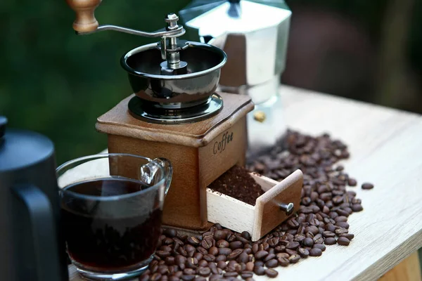 Manuell Kaffekvarn Med Kaffeböna Och Droppflaska Set Med Kaffebönor — Stockfoto