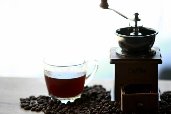 Manuell Kaffekvarn Med Kaffeböna Och Droppflaska Set Med Kaffebönor — Stockfoto