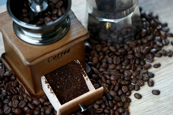 Manuelle Kaffeemühle Mit Kaffeebohnen Und Wasserkocher Set Mit Kaffeebohnen — Stockfoto