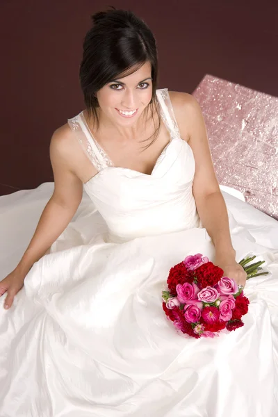 Mariée assise avec bouquet — Photo