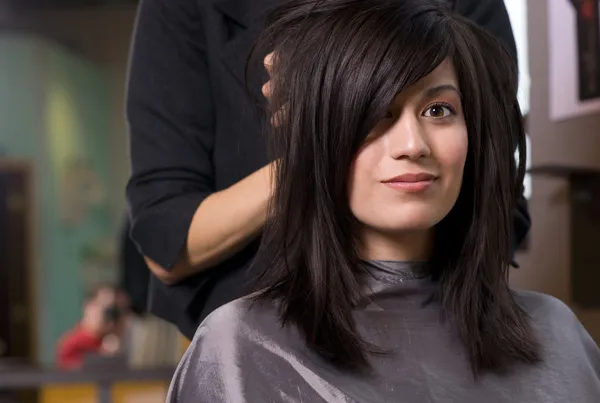 Spa dag kvinnlig frisyr vacker brunett kvinna skönhetssalong — Stockfoto