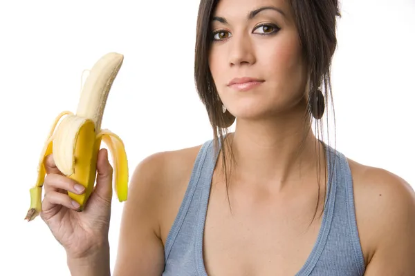 Mooie brunette houdt een banaan — Stockfoto