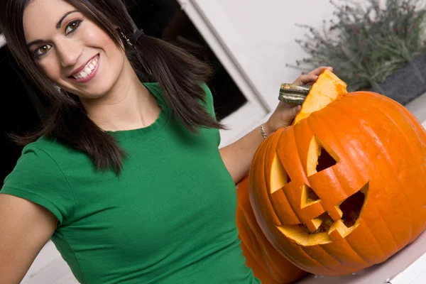 Vrouw met halloween pompoen — Stockfoto