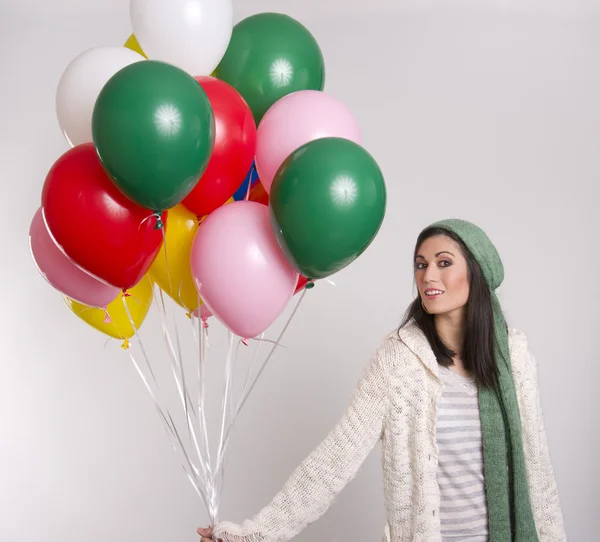 Smuk kvinde med farve balloner - Stock-foto