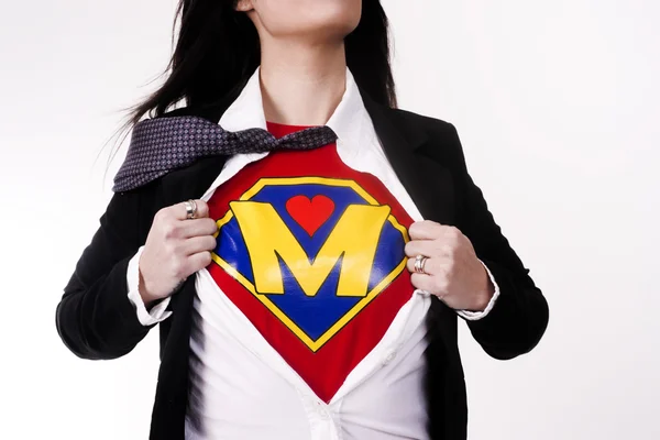 Supermama öffnet Hemd, um den Superhelden-Status des Brusttellers zu offenbaren Stockfoto