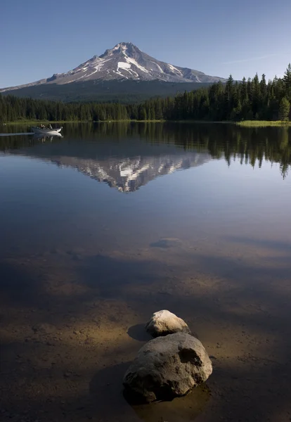 Boat on Mountain Lake — Stock Photo, Image