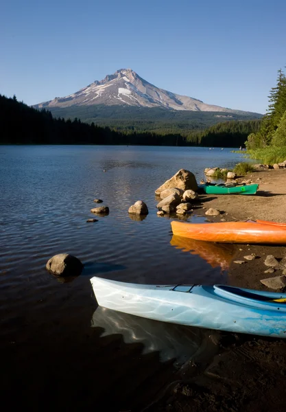 Barche su un lago di montagna — Foto Stock