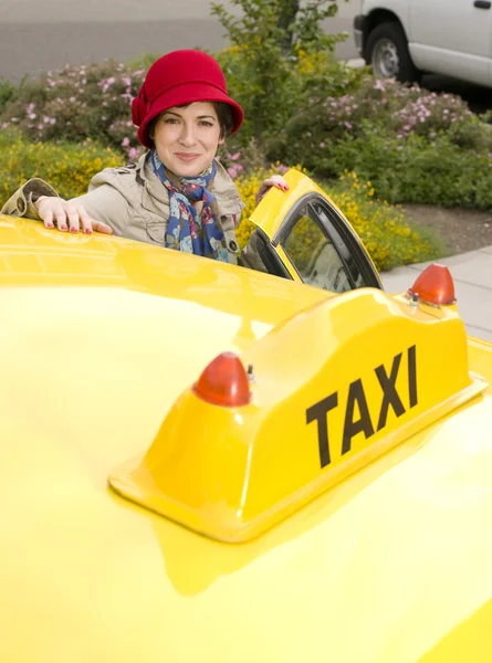 Una donna entra in un taxi — Foto Stock