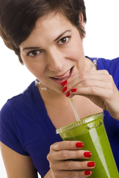 Kvinna klunkar grön smoothie — Stockfoto