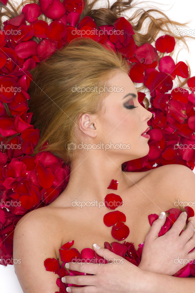 Влюбленные партнеры трахаются с лепестками роз