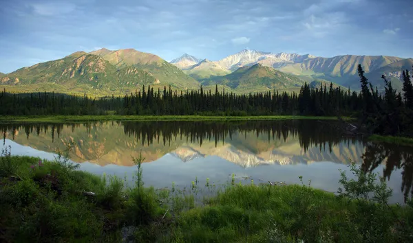 alaska Dağları boyunca tarn