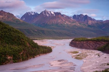 Alaska dağ Nehri