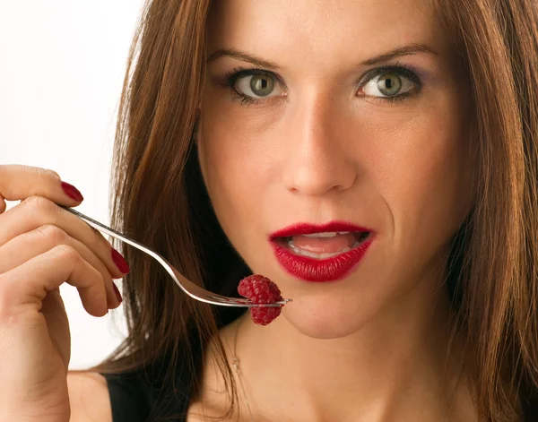 Woman eats RAW fruit — Stock Photo, Image