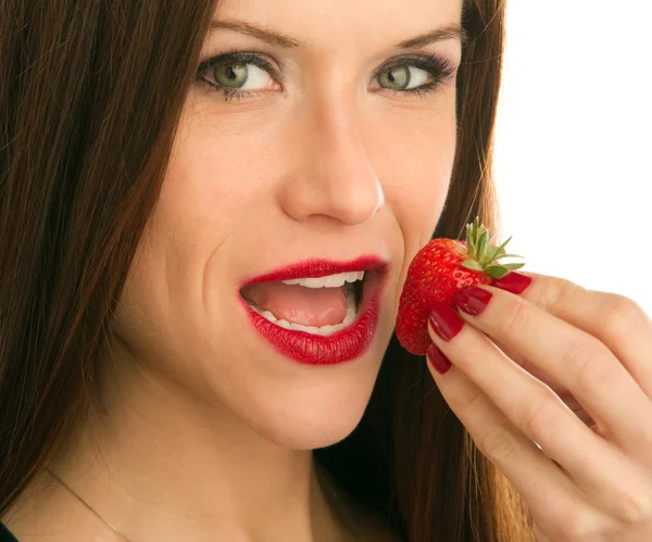 Mulher come fruta crua — Fotografia de Stock