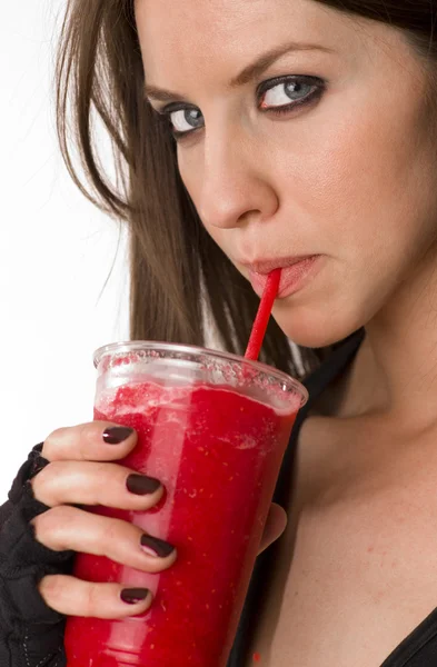 Flicka med röd smoothie — Stockfoto