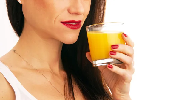 Retrato da mulher saudável do consumo de alimento que prende a bebida saudável do suco de laranja — Fotografia de Stock