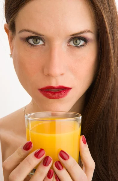 Mujer seria sostiene saludable jugo de naranja beber alimentos saludables — Foto de Stock