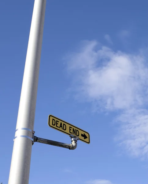 Dead End Sign Street Onde você encontra a estrada terminando — Fotografia de Stock