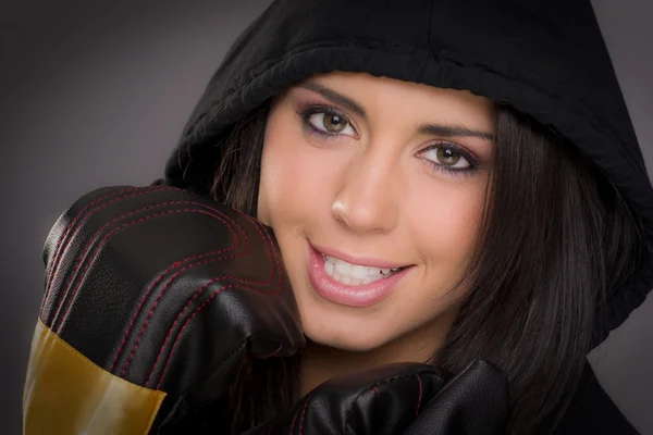 Boxer bellezza sorridente attraente femmina con cappuccio guantoni da boxe — Foto Stock