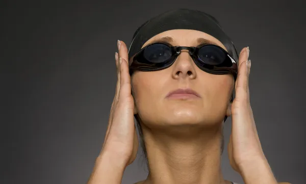 Hübsche Schwimmerin passt getönte Brille zum Tauchen an — Stockfoto