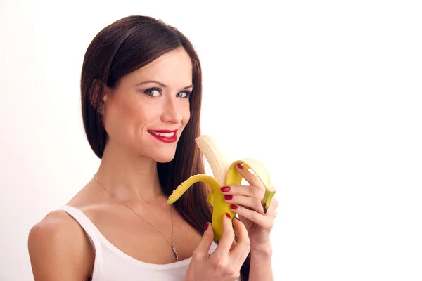 Mujer atractiva come plátano crudo fruta de alimentos orgánicos —  Fotos de Stock