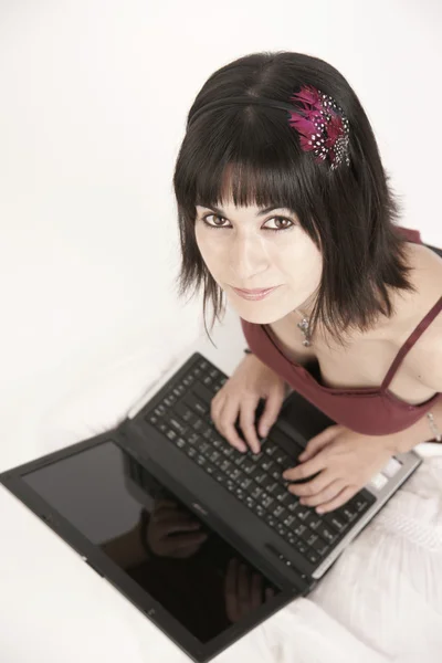 Estudiante atractiva escribiendo en el ordenador portátil —  Fotos de Stock