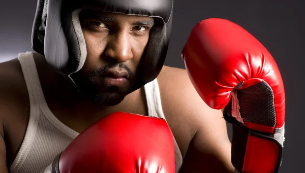 Robuster Typ männlicher Boxer in Spar-Haltung rote Boxhandschuhe — Stockfoto