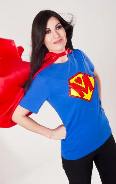 gururlu anne spor kırmızı pelerin ve süper kahraman göğüs meme plakası