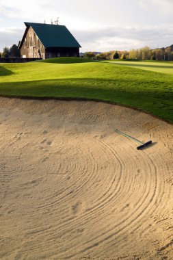 Kum tuzağı oyuncu tehlike cephede ahır kırsal ilçe golf sahası üzerinde