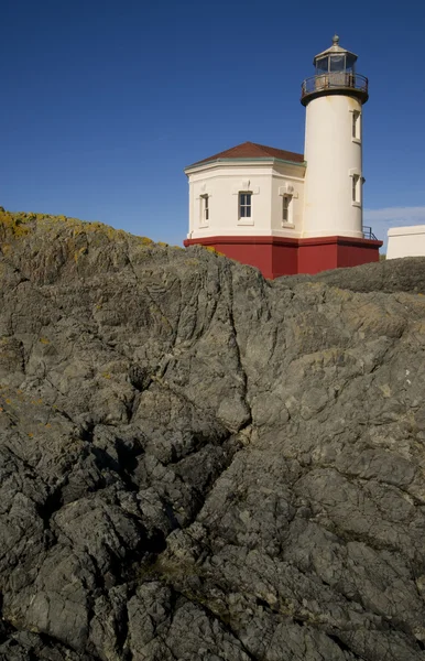 Skalista outcropping zabytkowej architektury morskich przybrzeżnych latarnia morska — Zdjęcie stockowe