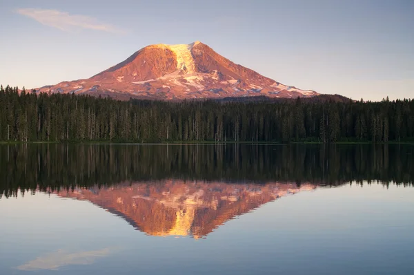 MT adams ongerepte alpine meer reflectie washington staat national forest — Stockfoto