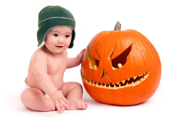 Baby Boy Säugling männliches Kind mit geschnitztem orangefarbenen Halloween-Kürbis — Stockfoto