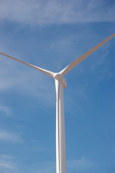 Générateur d'énergie éolienne debout seul contre le ciel bleu — Photo